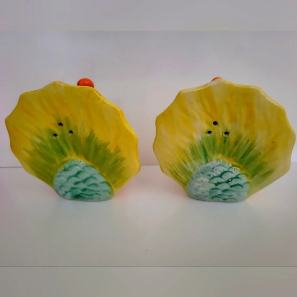 Pier 1 Peacock bird salt pepper shaker set
